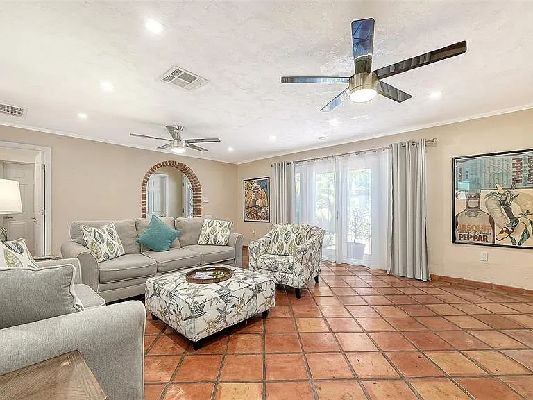 1127 S Osprey Ave — Photo 14