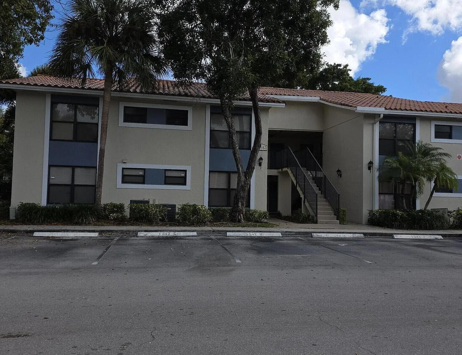 2 bed, 2.0 bath, 900 sqft, $1,900 — Photo 2