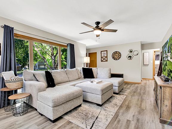 3rd image of 718 S Silverbrook DRIVE