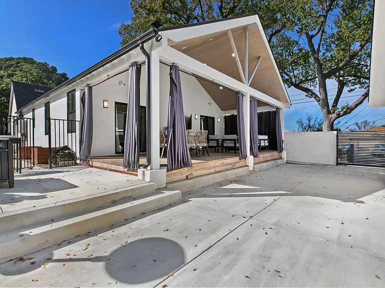 2101 E Glenoaks Blvd — Photo 5