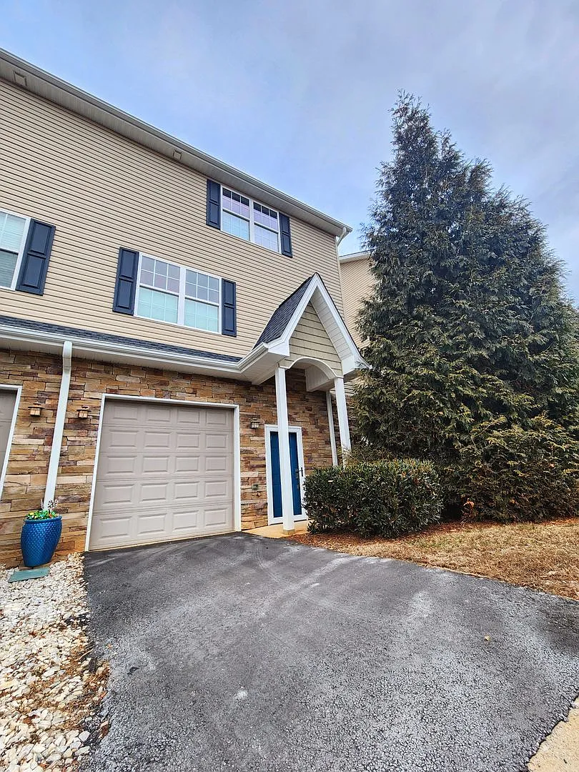 Well Maintained Woodfin Townhouse Rental! — Photo 2