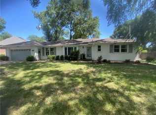 5209 Pawnee Dr, Roeland Park, KS 66205