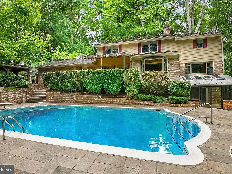 929 Woburn Ct