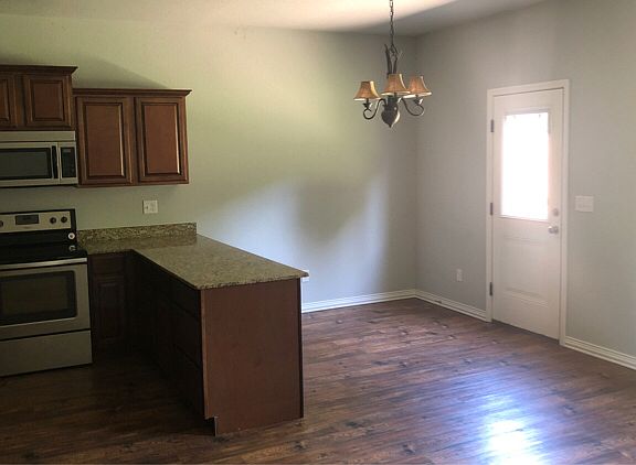 3rd image of 828 Baker St NW