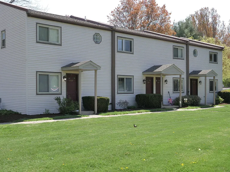 951 Southgate Dr — Photo 1