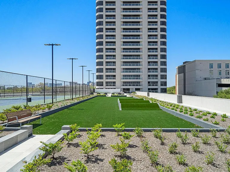 The Parklane — Photo 1