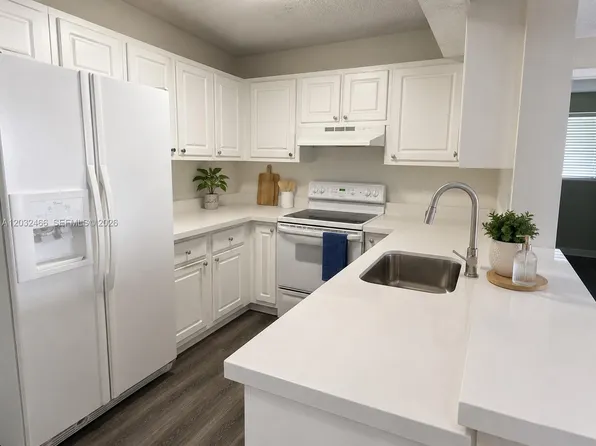 350 Palm Cir W APT 203, Hollywood, FL 33025