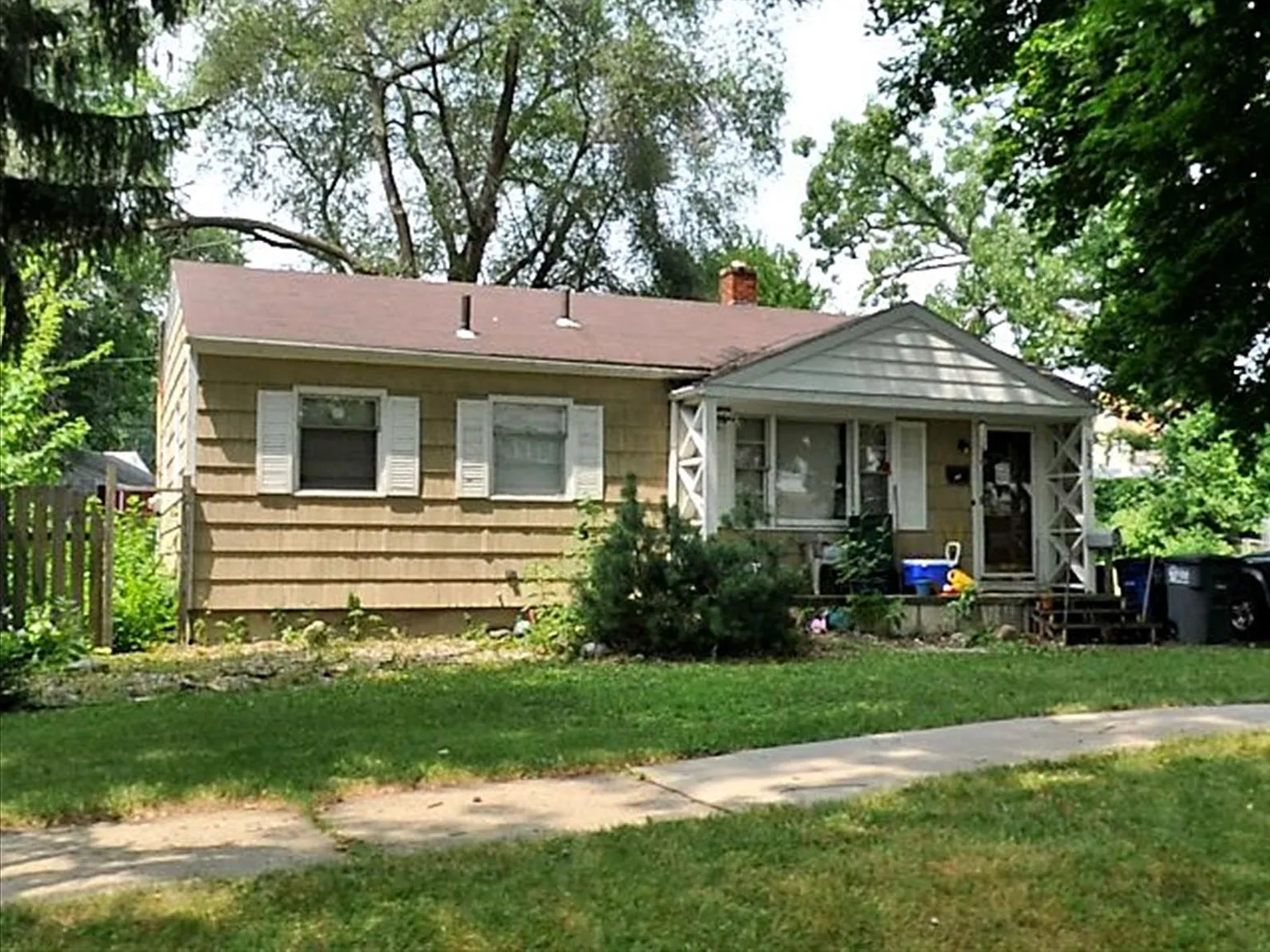 3 bed, 912 sqft, $900 — Photo 2