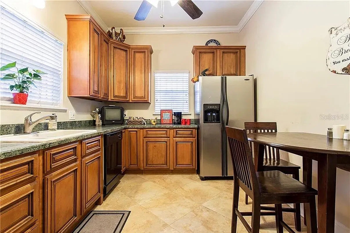 5 bed, 2.5 bath, 2462 sqft, $1,300 — Photo 3