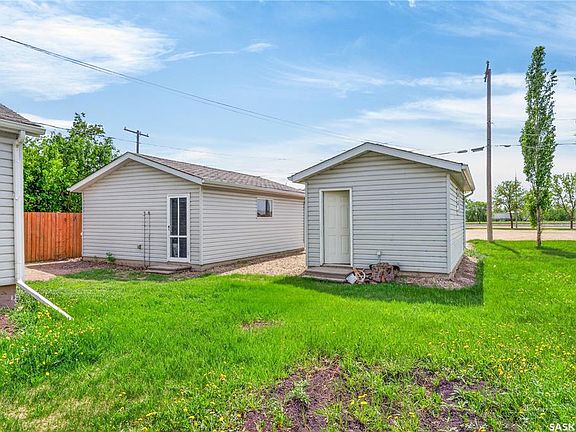 5th image of 305 Burrows AVENUE W