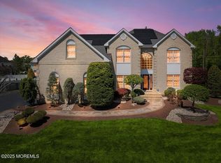 2 Shore Oaks Dr, Farmingdale, NJ 07727