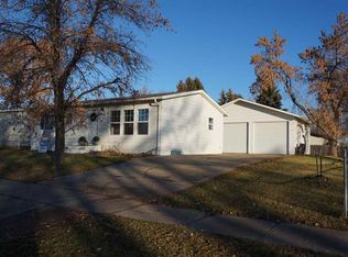 700 22nd Ave NW, Minot, ND 58703
