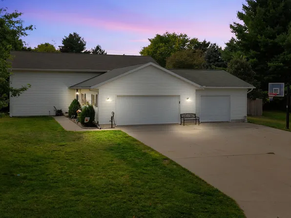 104 Wildwood Dr, Columbus, WI 53925