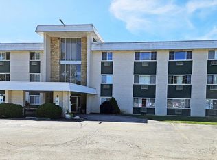 375 W Winchester Rd APT 111, Libertyville, IL