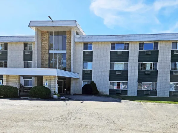 375 W Winchester Rd APT 111, Libertyville, IL 60048