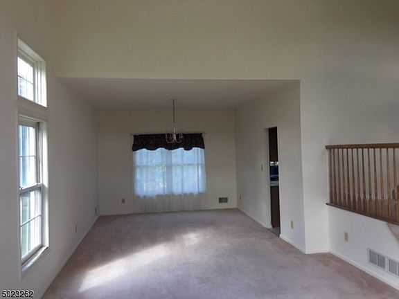 4th image of 21 Fieldstone Dr