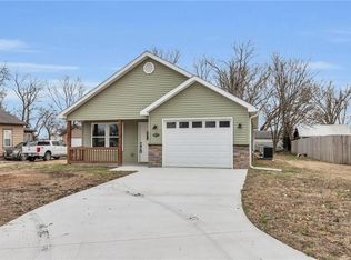 831 Pacific Ave, Osawatomie, KS 66064