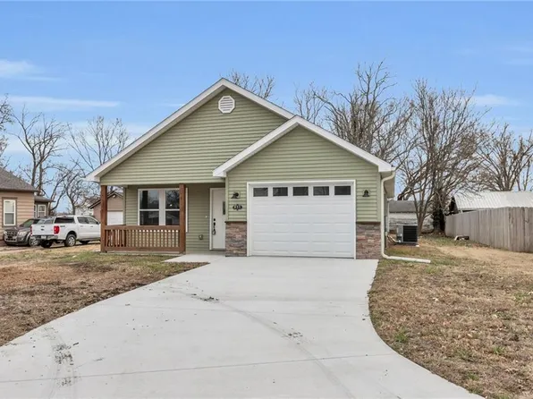831 Pacific Ave, Osawatomie, KS 66064