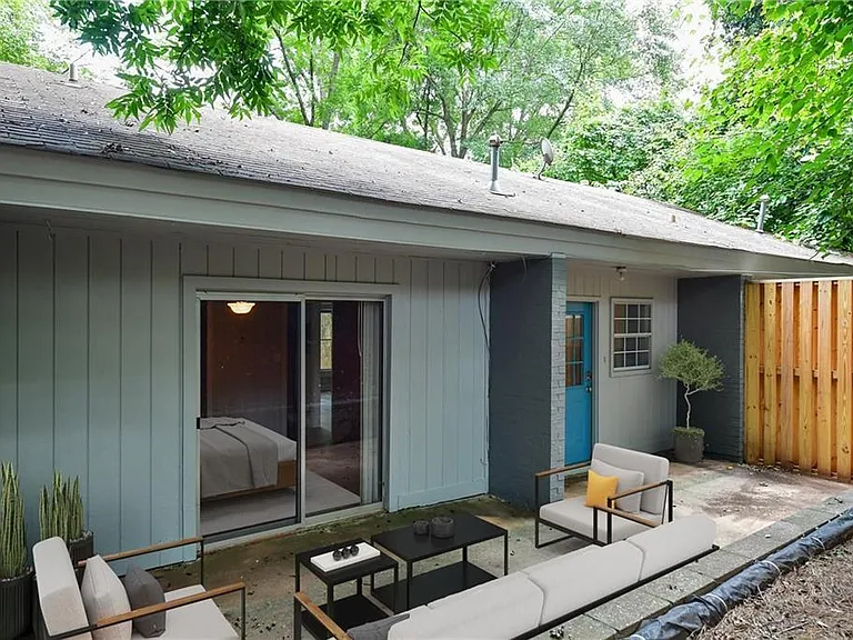 326 Mathews Ave #B — Photo 8