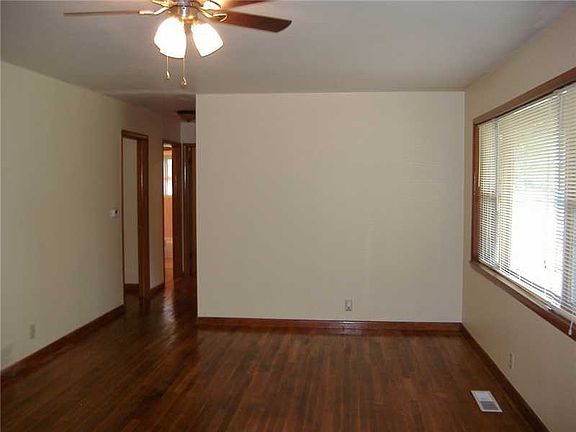 4th image of 1212 W Pine St