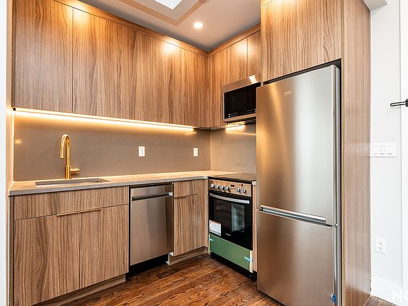 3rd image of 31-61 Vernon Blvd #8I