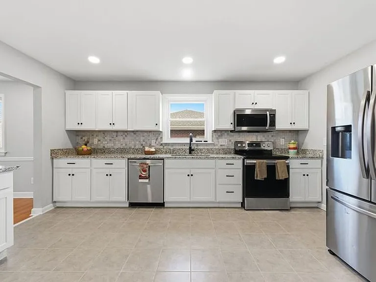 2725 Greendale Ave — Photo 9