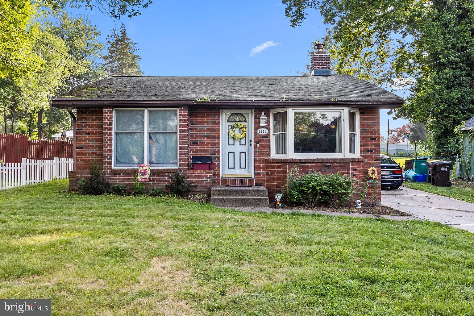 1126 Sunset Ln photo 1