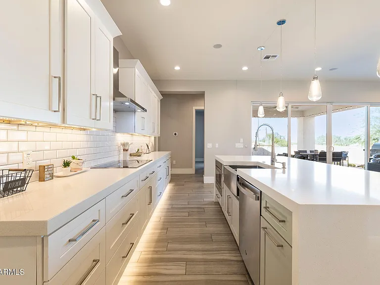 2252 E South Mountain Ave — Photo 8
