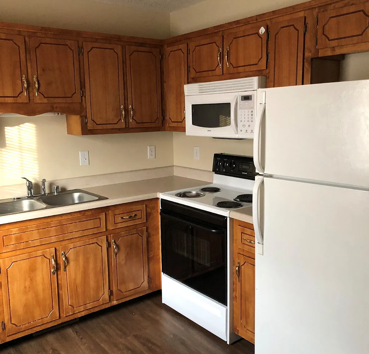 2 bed, 1.0 bath, 1010 sqft, $895 — Photo 2