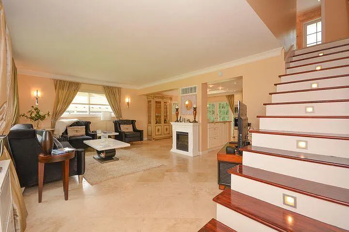 2 bed, 1.5 bath, 1306 sqft, $7,000 — Photo 3