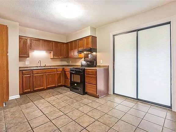 3rd image of 465 Willowbrook Dr