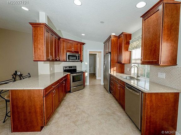 4th image of 1528 SW Shady Lake Ter