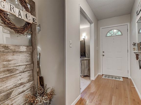 4th image of 35 Hawthorn Ln