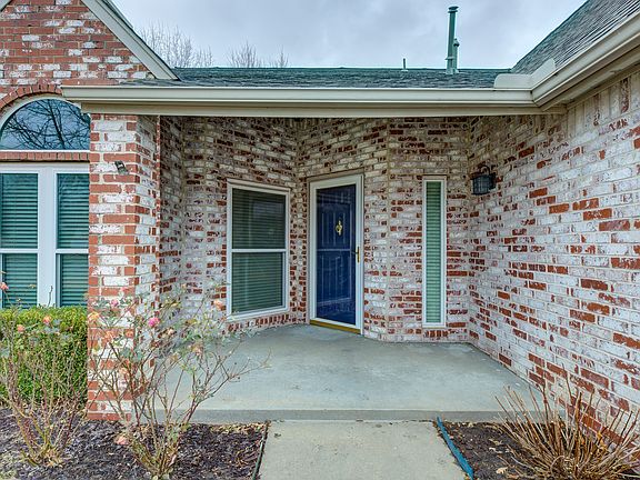 2nd image of 704 N Laurel Ave