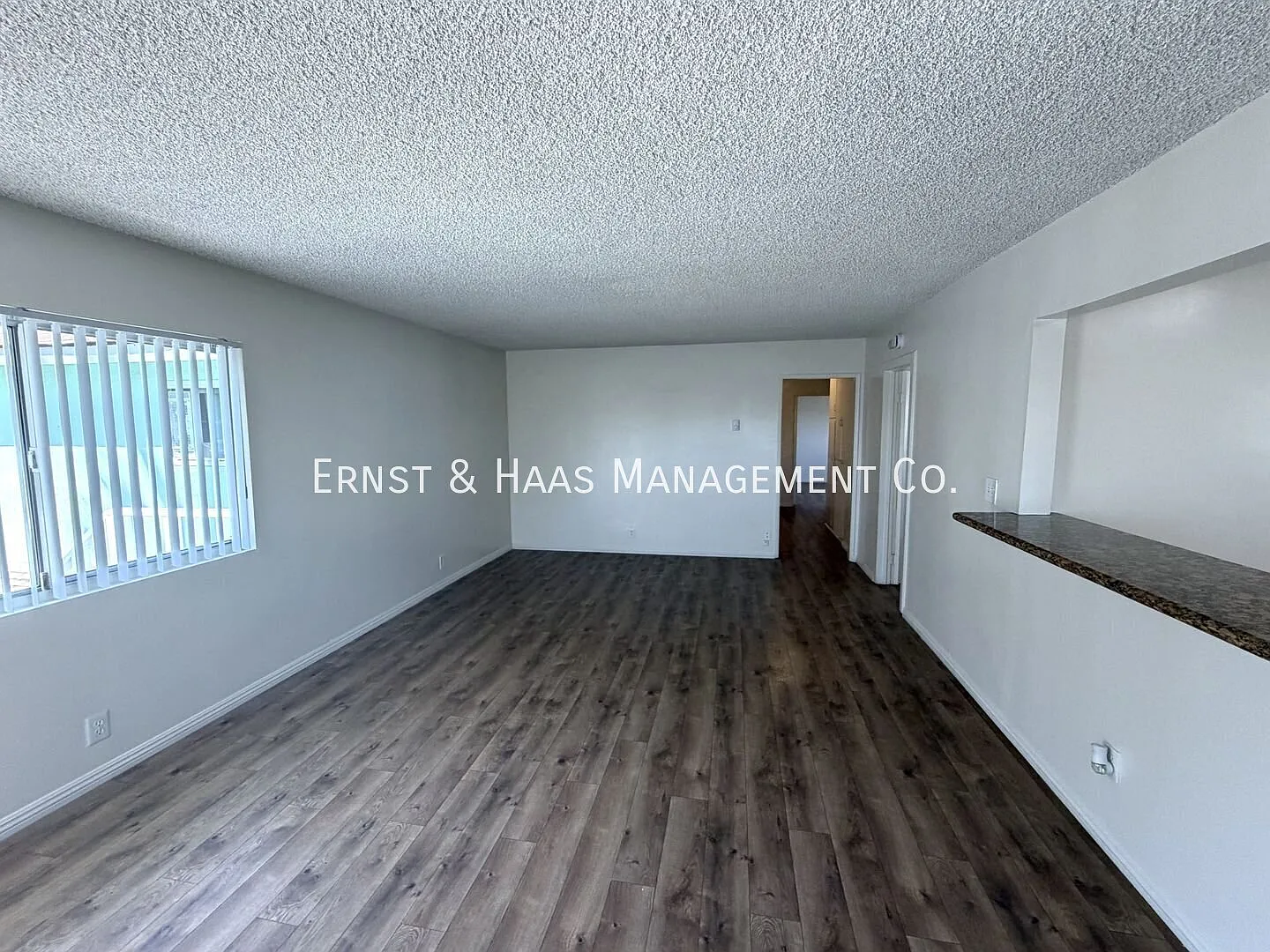 Lovely 2-Bedroom, 1-Bathroom Apartment with Private Garage! — Photo 3