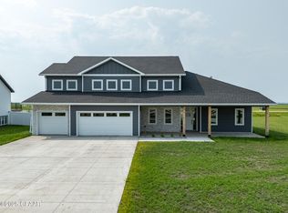 6046 W Prairiewood Dr, Grand Forks, ND 58201