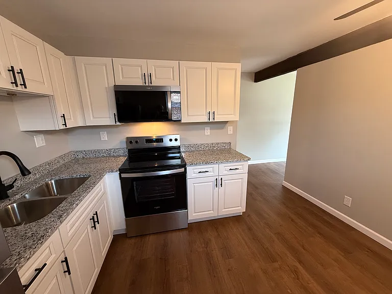 922 W Church St #8 — Photo 4