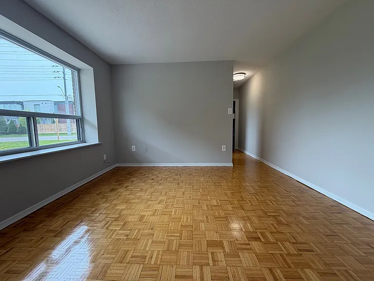 1051 Seneca Ave — Photo 22