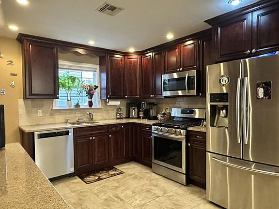 4th image of 1515 Sweetman Ave