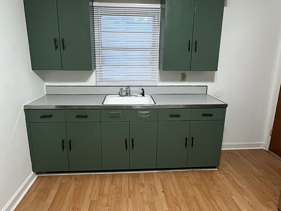 Cute kitchen, plenty of storage
