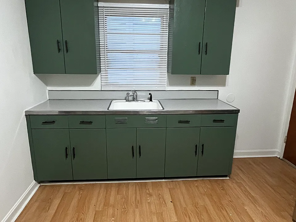 Cute kitchen, plenty of storage