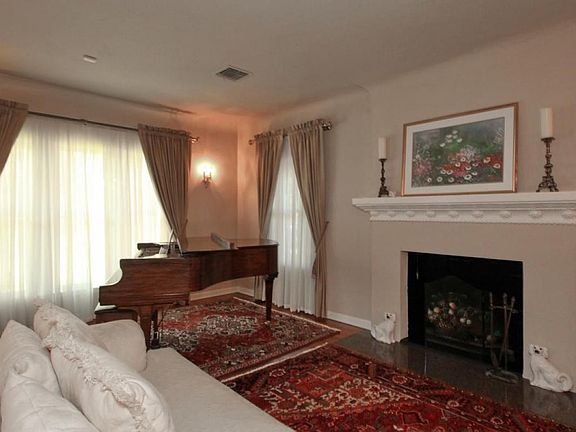 4th image of 121 E Hermosa Dr