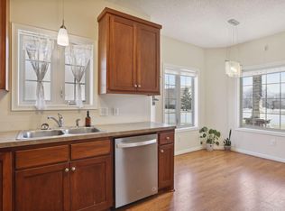 319 Summer Pl E, Maplewood, MN 55117