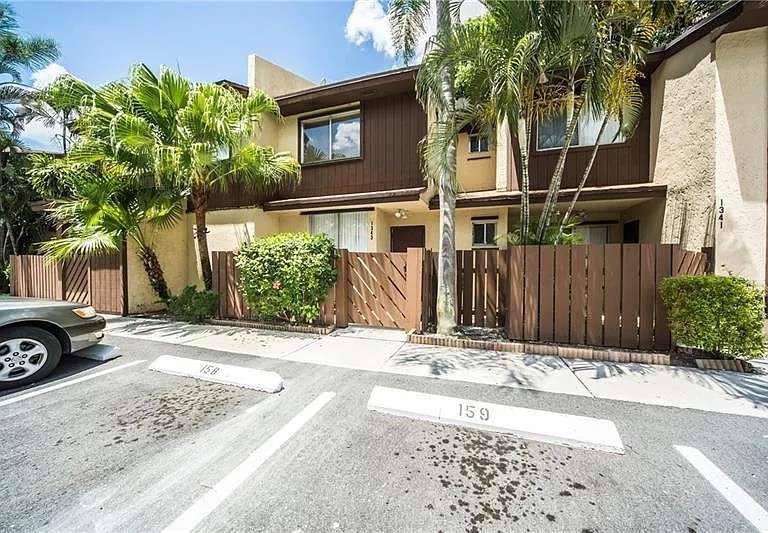 1343 Hampton Blvd — Photo 16