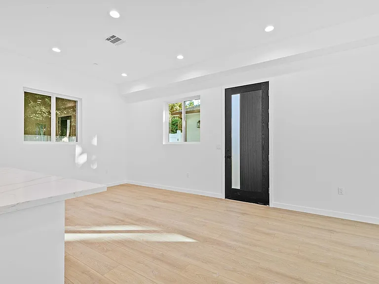 6846 Cedros Ave — Photo 3