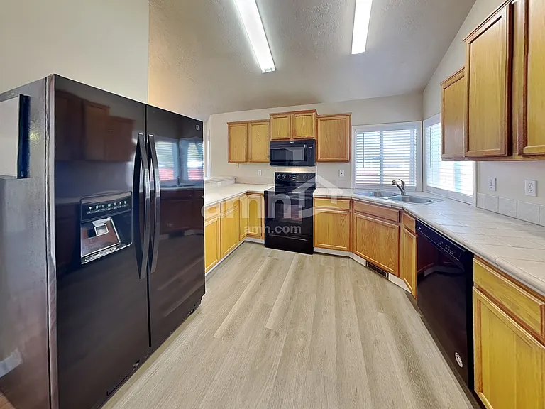 5100 W Ravenscroft St — Photo 3