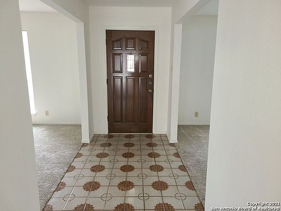 3rd image of 105 Splitrock Ln