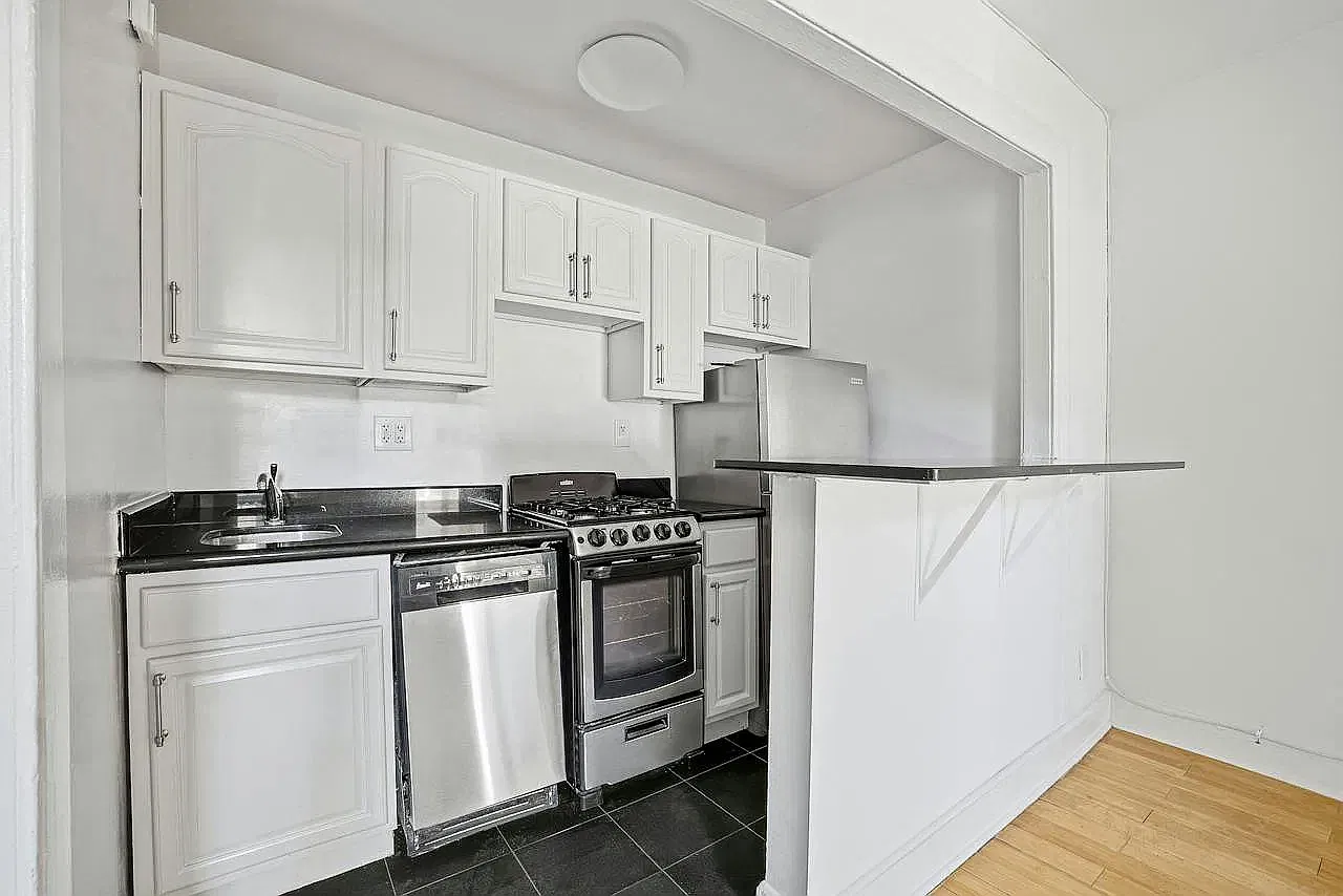 215 West 13th Street — Photo 4