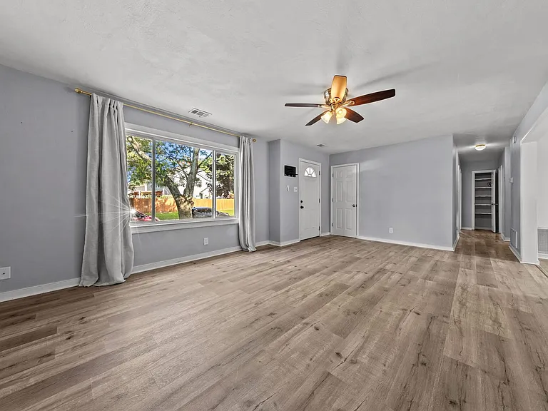 413 Catalina Ave — Photo 4