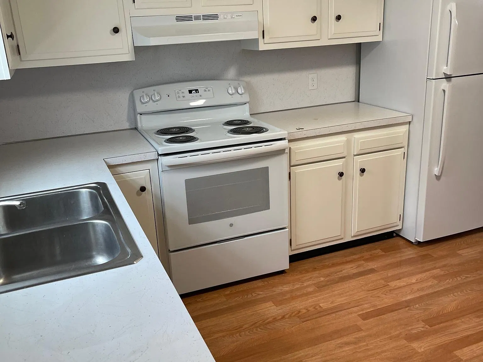 11 Lawrence Ave — Photo 2